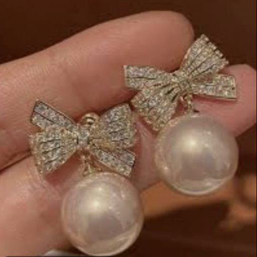 ShimmerBow Pearl Earring