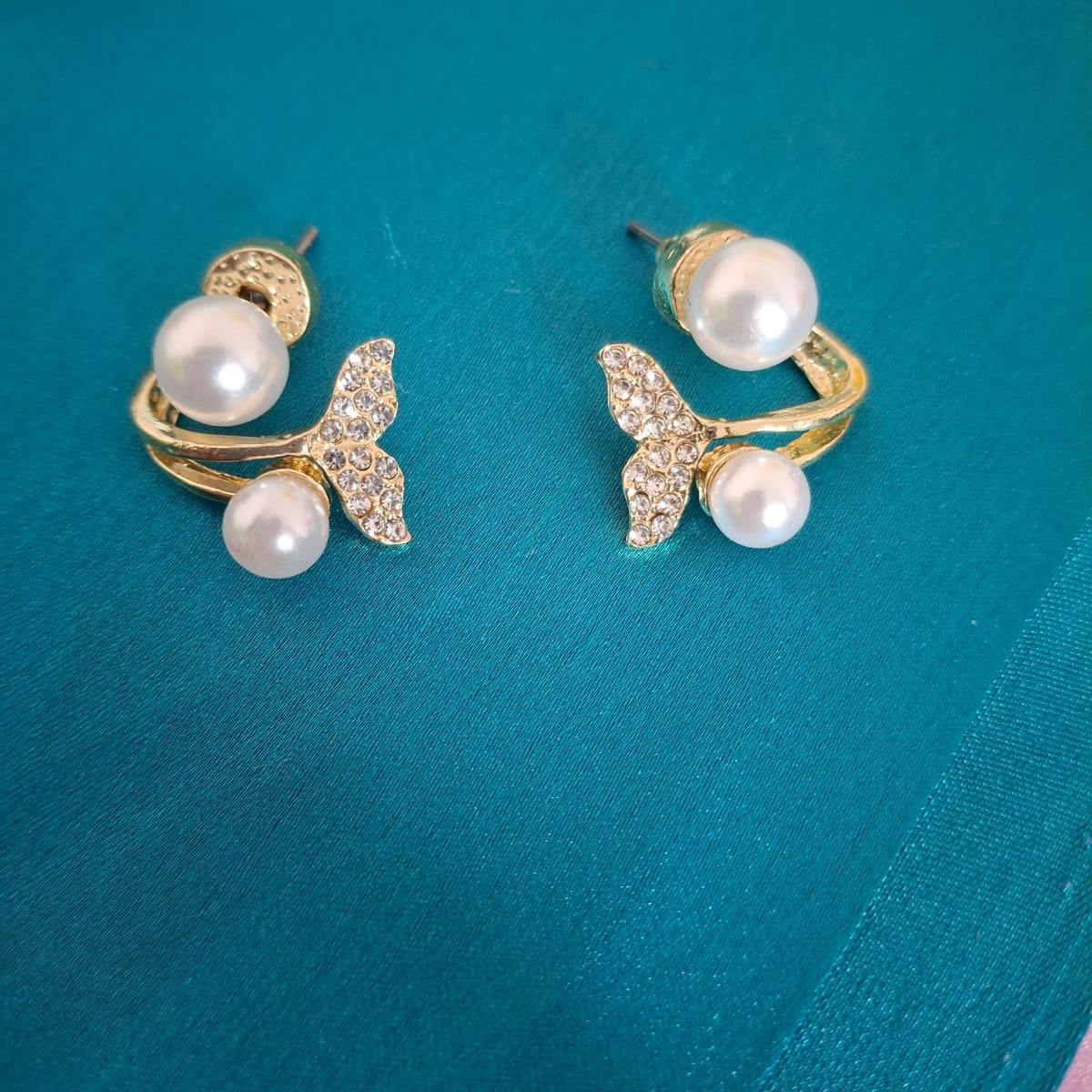 pearl fishtail earring