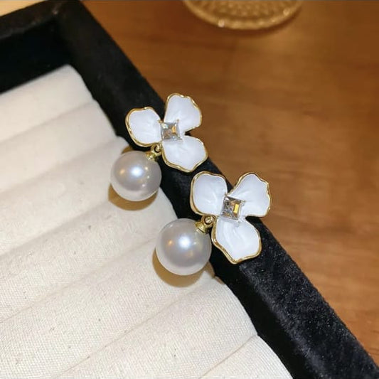 Petal Pearl Trio Earring